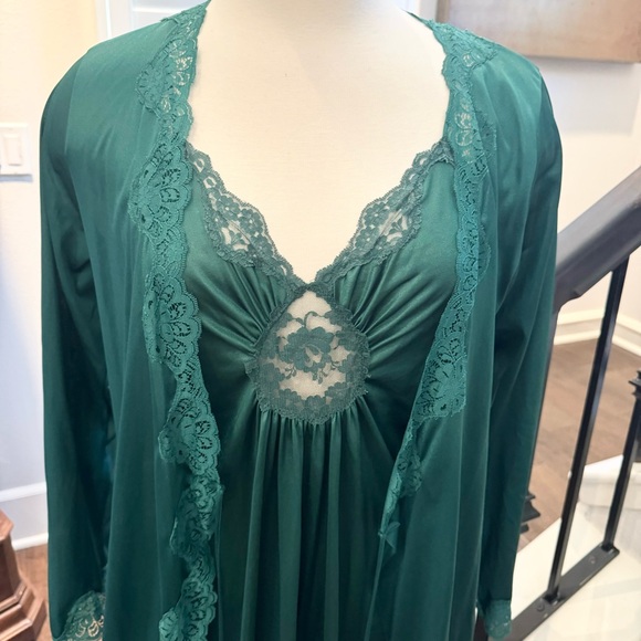 Vintage 60s/70s Nightgown and Robe Set - Picture 2 of 10